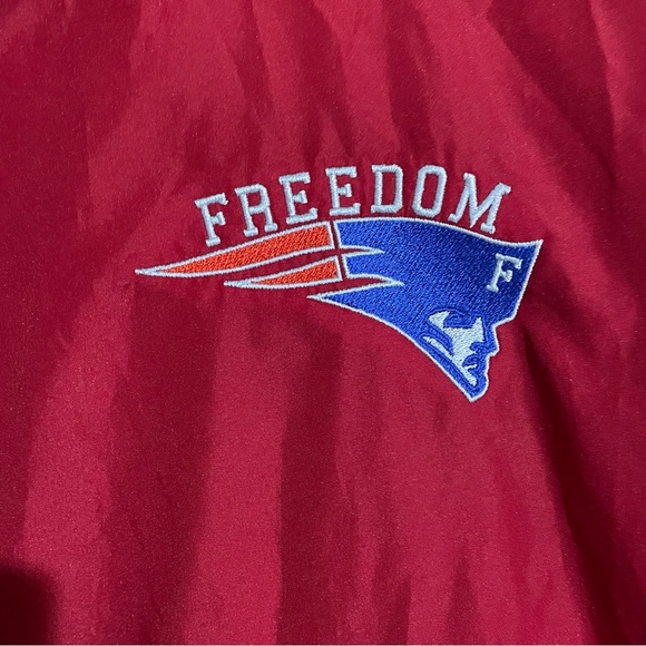 NEW ENGLAND PATRIOTS WINDBREAKER MEN’S LARGE FULL ZIP FREEDOM EMBROIDERED RED - Picture 1 of 9